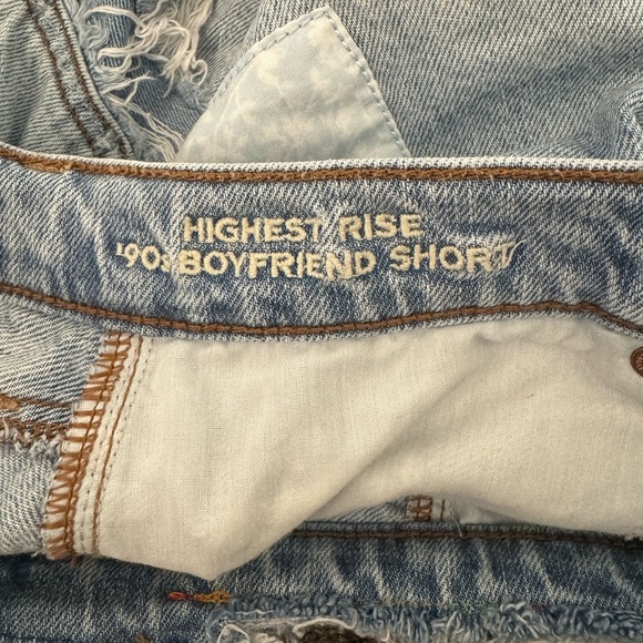 Women’s American Eagle Mom highest rise 90’s boyfriend jean shorts frayed Size 6 - Picture 4 of 5